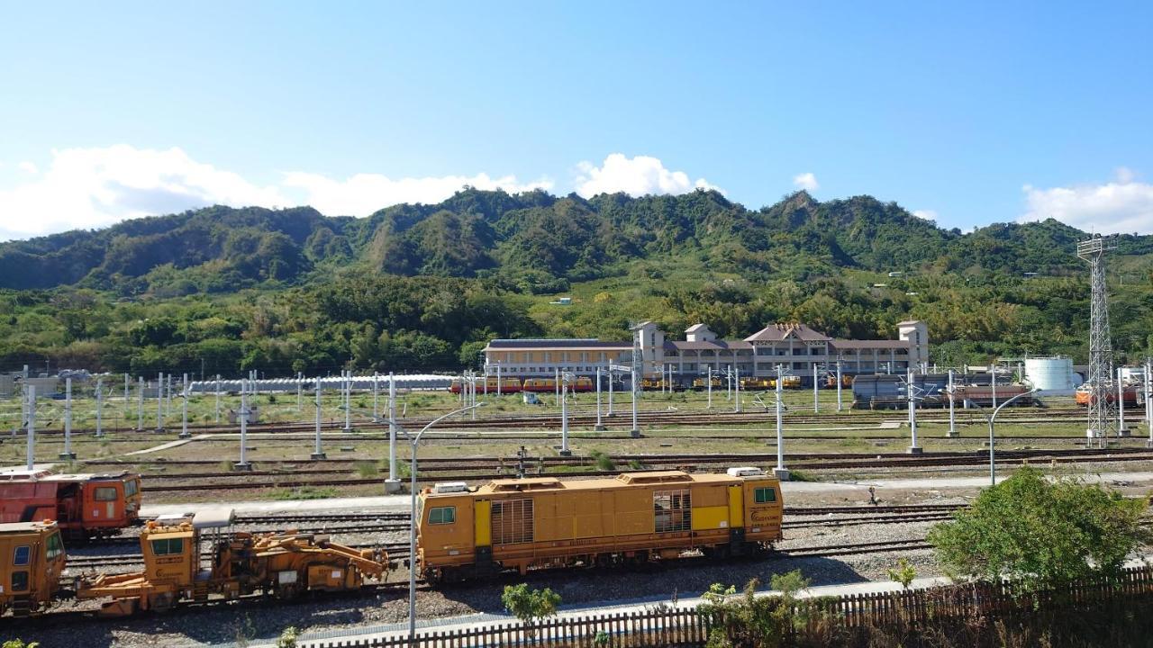 The Railroad Runs Hotel T'ai-tung Buitenkant foto