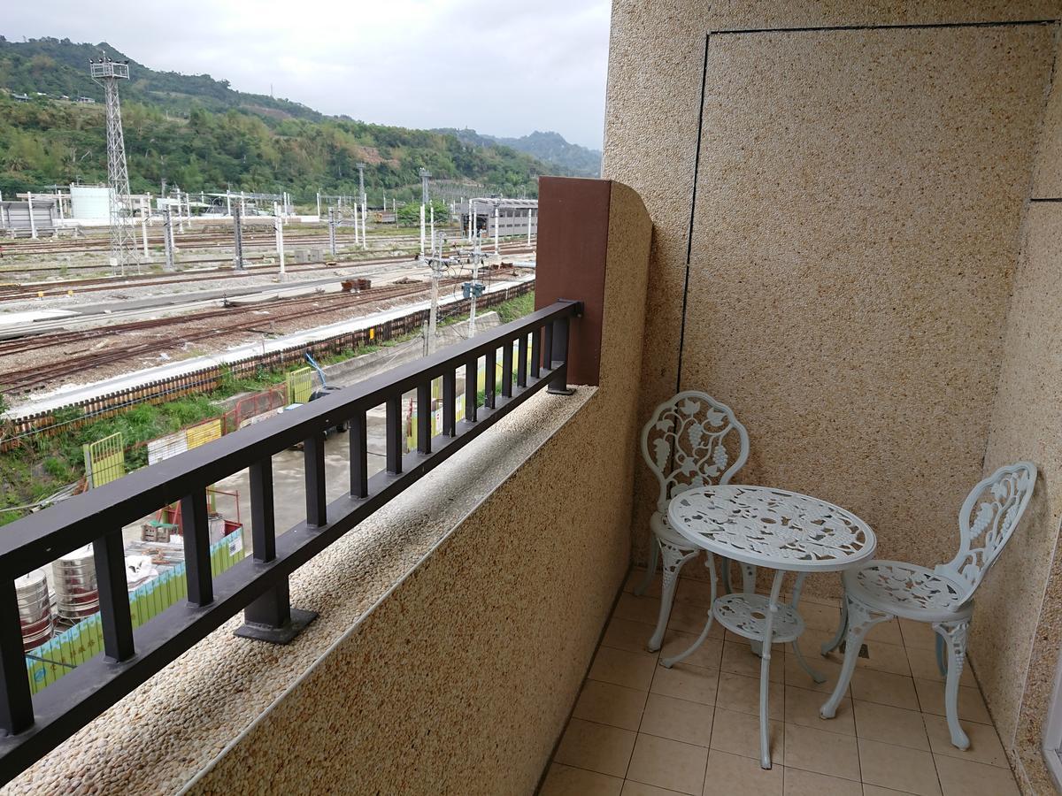The Railroad Runs Hotel T'ai-tung Buitenkant foto